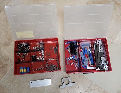 Sortimentskästen mit Kleinteilen und Metallplatten