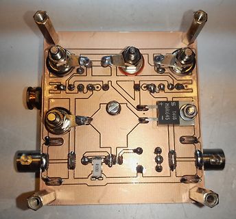 Geätzte Kupferplatine mit Bauteilen