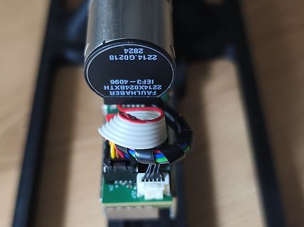 Elektronikkomponente mit Kabeln und Beschriftung