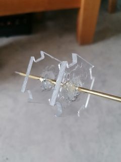 Transparente Kunststoffhalterung mit Metallstab