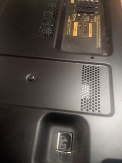 Rückseite eines Fernsehers mit Anschlüssen