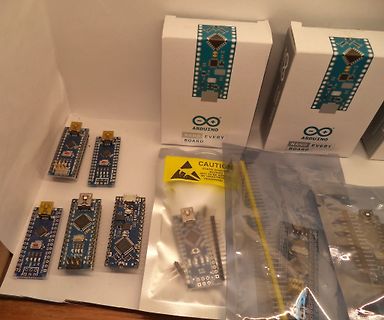 Mehrere Arduino Nano Every Boards und Verpackungen