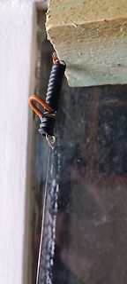 Kabel mit schwarzem Griff an Holzbrett