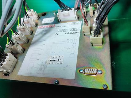 Steckleiste und Beschriftung einer Elektronikplatine
