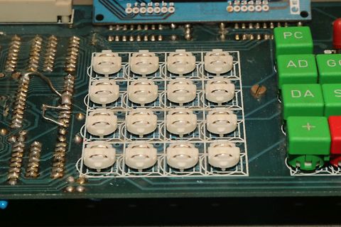 Nahaufnahme einer Leiterplatte mit Tastenmatrix und grünen Tasten