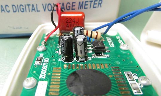 Nahaufnahme einer Leiterplatte mit elektronischen Bauteilen