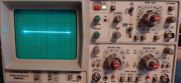 Hameg HM 203-7 Oszilloskop mit horizontaler Linie