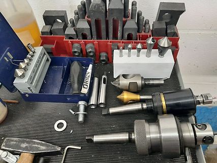 Werkzeuge und Bohrer in einer Werkstatt