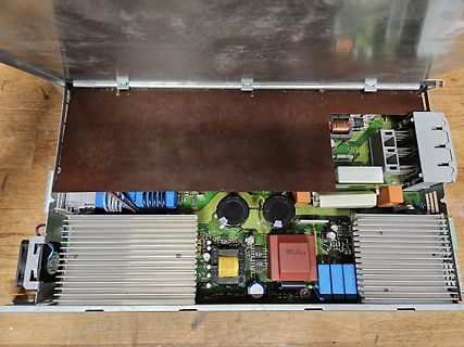 Offenes Schaltnetzteil mit internen Komponenten
