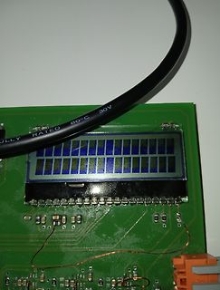 Foto einer Leiterplatte mit Solarzelle und Kabel