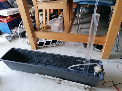 Experimenteller Aufbau mit Wasserbehälter und Schlauchsystem