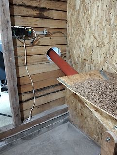 Rohrleitung in Holzwand mit Pellets