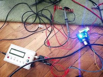 Elektronischer Versuchsaufbau mit Funktionsgenerator und Platine