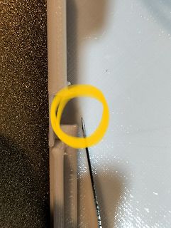 Nahaufnahme eines Bauteils mit gelbem Kreis