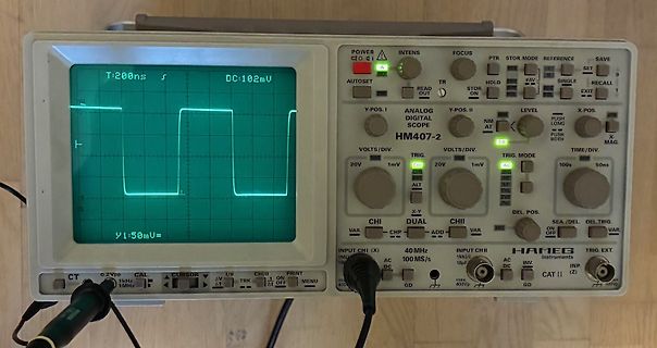 Hameg HM407-2 Oszilloskop mit Rechtecksignal