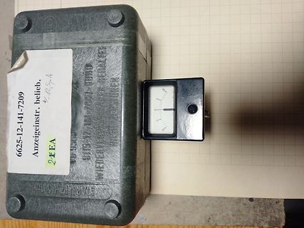 Altes Messgerät mit analoger Anzeige