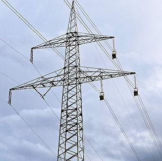 Hochspannungsmast mit Stromleitungen