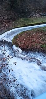 Fließendes Wasser in einem Graben oder Bachlauf