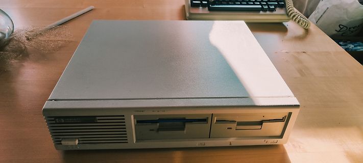 Alter IBM Personal Computer auf Holztisch