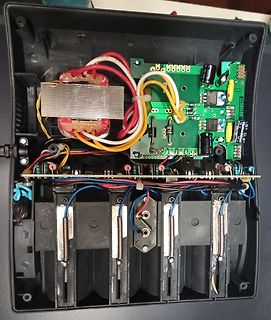 Innenansicht eines Netzteils mit Transformator und Leiterplatte