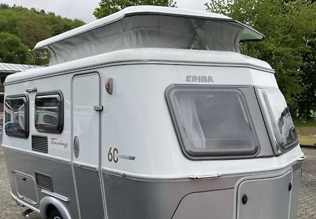 Weißer Eriba Wohnwagen mit aufklappbarem Dach