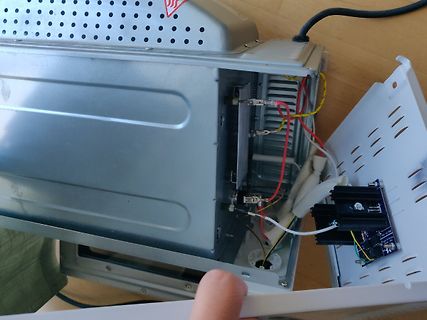 Innenansicht eines geöffneten elektronischen Geräts mit Platine