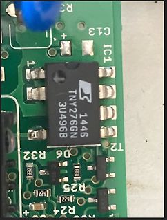 Nahaufnahme einer Leiterplatte mit IC TNY276GN