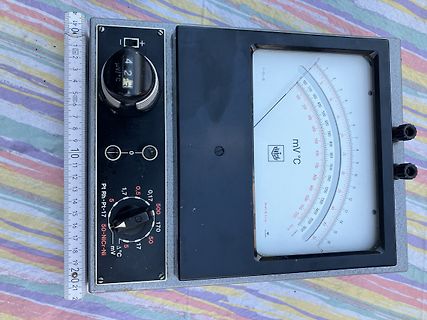 Analoges Millivoltmeter mit Skala und Reglern