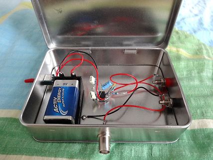 Freiluftverdrahtung in einer Metallbox mit 9V Batterie