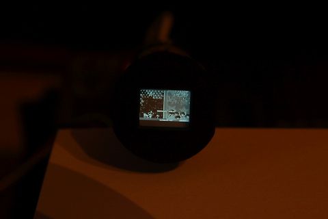 Abfotografierter kleiner Bildschirm in dunkler Umgebung