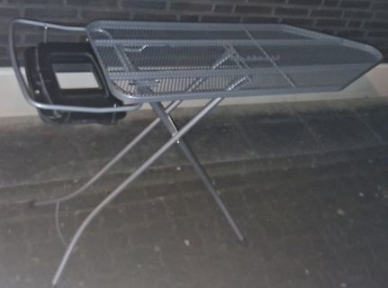 Metallischer Klapptisch im Freien