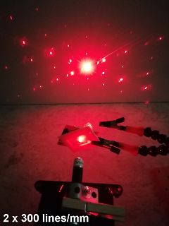Optischer Aufbau mit Laser und Gitter