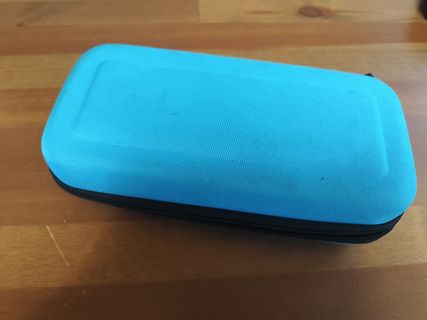 Blaues Etui auf Holztisch