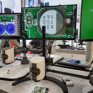 Mikroskop und Monitor mit Leiterplatten-Vergrößerung
