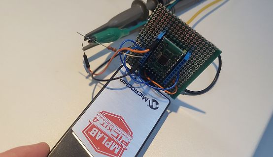 Mikrocontroller-Aufbau mit MPLAB PICkit 4 Debugger