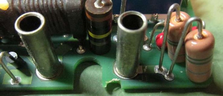 Nahaufnahme elektronischer Bauteile auf einer Leiterplatte