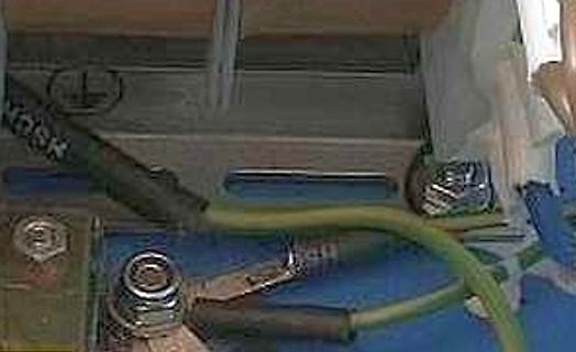 Nahaufnahme von Kabeln und elektrischen Anschlüssen