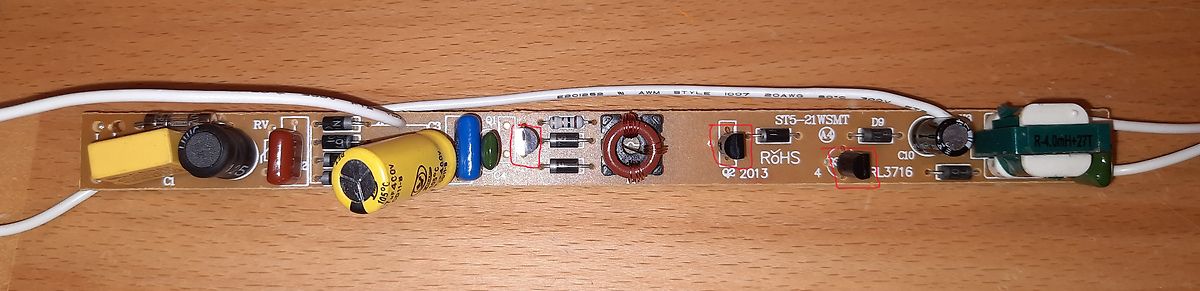 Foto einer Leiterplatte mit elektronischen Bauteilen