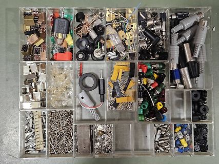 Sortimentsbox mit verschiedenen Elektronikbauteilen und Steckverbindern