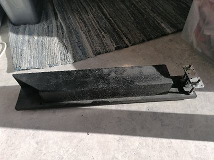 Schwarzer Block auf Basisplatte mit Anschlussklemmen