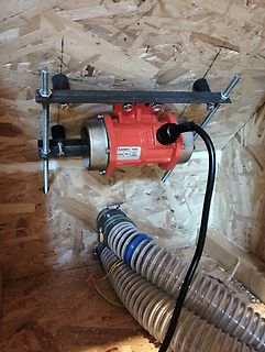 Elektrischer Motor mit Schlauchanschluss an OSB-Platte