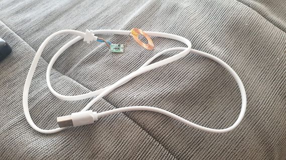USB-Kabel mit induktiver Ladespule und kleiner Platine