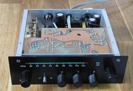 Geöffnetes Radio- oder Tuner-Gehäuse mit Leiterplatte