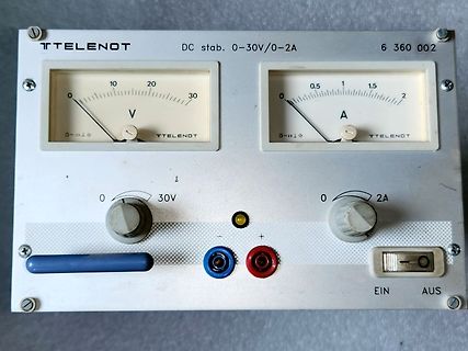 Labornetzteil mit Analoganzeigen