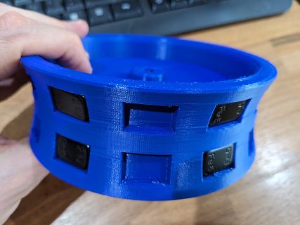 Blauer 3D-Druck mit eingelassenen Ferritkernen