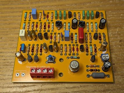 Bestückte gelbe Leiterplatte mit elektronischen Bauteilen