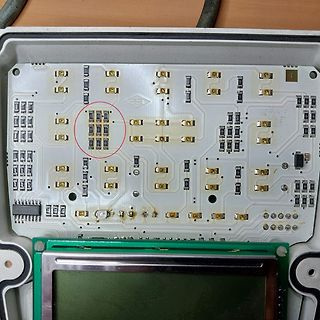 Foto einer weißen Leiterplatte mit elektronischen Bauteilen