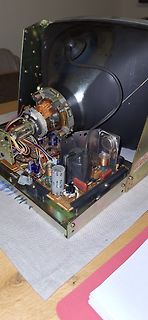 Innenansicht eines Röhrenfernsehers mit Platine und Bildröhre