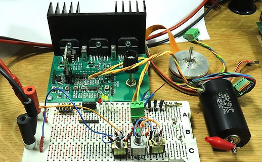 Elektronischer Aufbau mit Leiterplatte, Motor und Breadboard