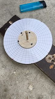 Papier mit Koordinatengitter und Holzbauteil